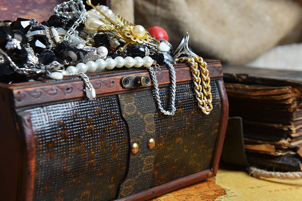 8 unsafe places for hiding jewelry at home