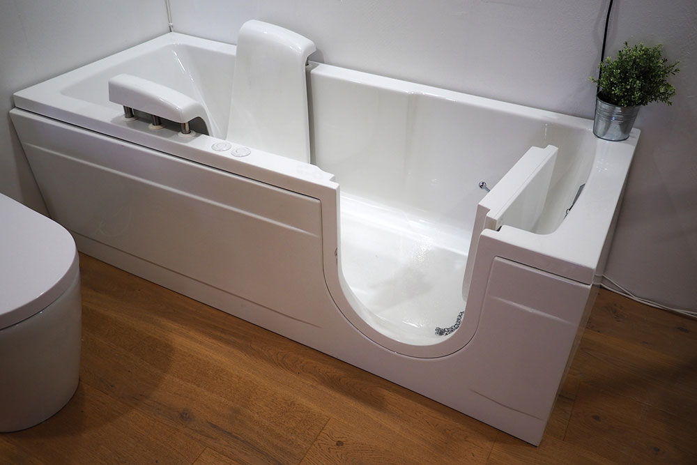 Step-in bathtubs for seniors &#8211; Types and safety features to consider